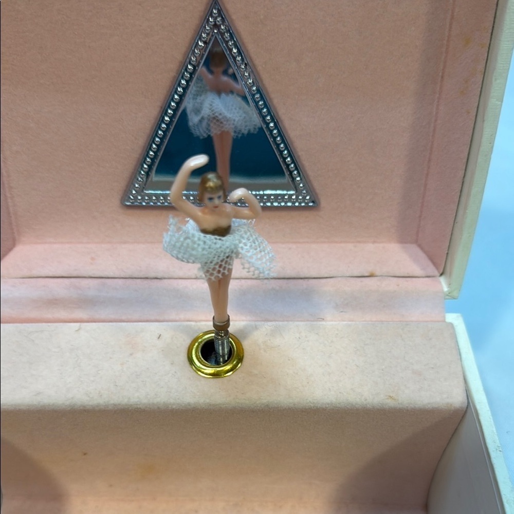 Vintage Dancing Ballerina Jewelry / Music Box with Carousel Design - Picture 13 of 14